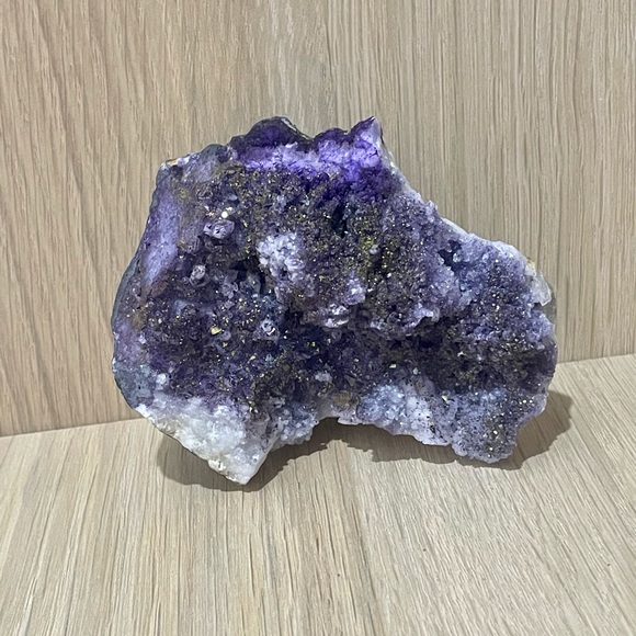 Assorted crystals including amethyst geode and small quartz crystal. - Picture 2 of 5